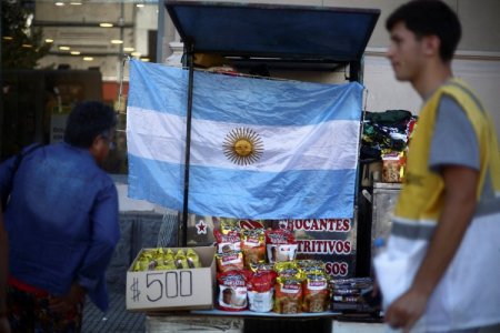 <p>Argentina bajo presión: una inflación en 160,9% se suma a la devaluación y los recortes fiscales</p>