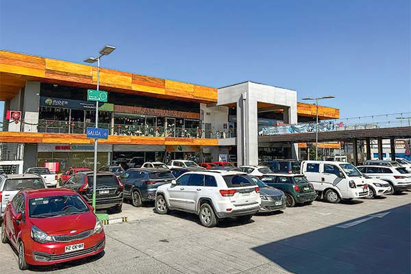 Compañía de seguros ligada a familia Del Río compra strip center en US$ 7 millones