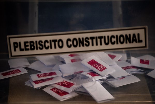 Bloomberg: la clase política chilena es "la gran perdedora" del plebiscito, según los analistas