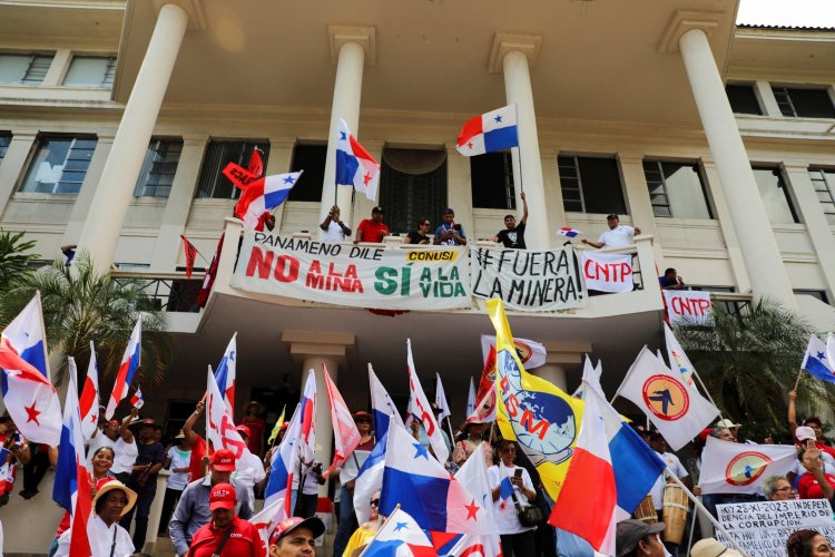 <p>Manifestantes contra minerales críticos: el fiasco minero en Panamá muestra riesgos para la transición verde</p>