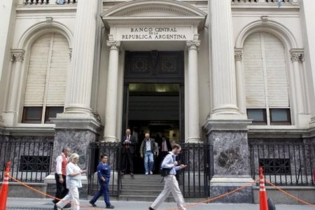 <p>Banco Central de Argentina baja tasa de plazo fijo y podría llevar el dólar blue por encima de los 1.000 pesos</p>