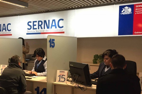 Sernac denunció ante la Justicia a 13 supermercados y tiendas de retail por solicitar boletas a clientes a la salida de sus locales