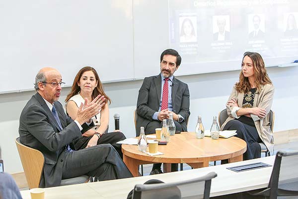 Guillermo Tagle, Director Credicorp Capital; Paula Vargas, subdirectora DF; José Antonio Gaspar, Director general del Área Jurídica de la CMF; y Manuela Zañartu, Compliance Officer de Administradora Farellones Capital S.A. Foto: José Montenegro