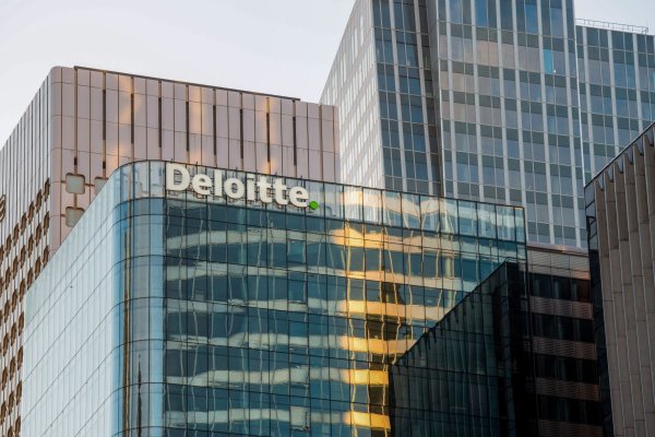 La plantilla total de Deloitte se acerca ahora a los 460.000 empleados tras la oleada de contrataciones de principios de año.