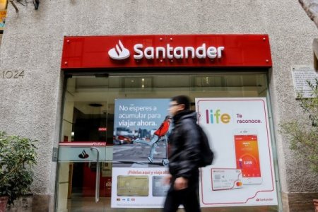 <p>Santander Chile reduce jornada laboral a 40 horas y eleva sueldo mínimo sobre US$ 1.100</p>