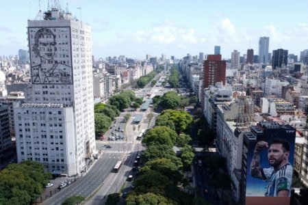 <p>Derogaciones y privatizaciones: los puntos más fuertes del DNU que presentó Milei</p>