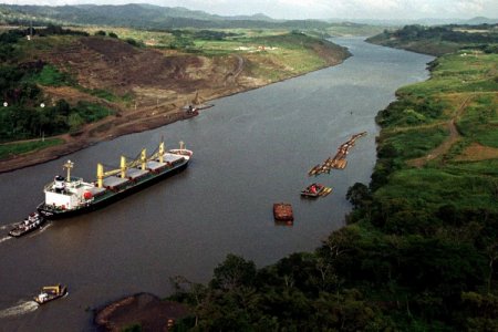 <p>Opinión FT: Comercio mundial se estremece por bloqueos en canales de Suez y Panamá</p>