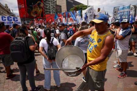 <p>Los argentinos sienten el impacto de la inflación en Navidad tras la devaluación</p>