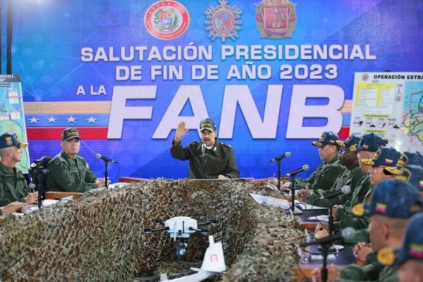 Maduro ordena "acciones defensivas" ante la llegada de un buque británico a costas de Guyana