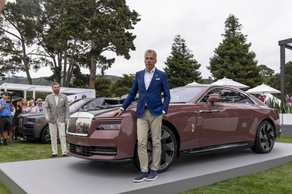 Torsten Müller-Ötvös, CEO de Rolls-Royce, junto a un Spectre eléctrico con un precio estimado de US$ 500.000. (Foto: Hannah Elliott, Bloomberg)