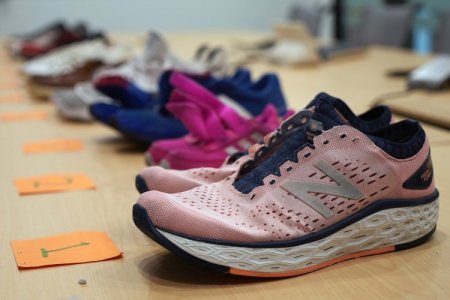 <p>La fábrica argentina de New Balance y Under Armour cierra hasta febrero y desvincula a 100 empleados</p>