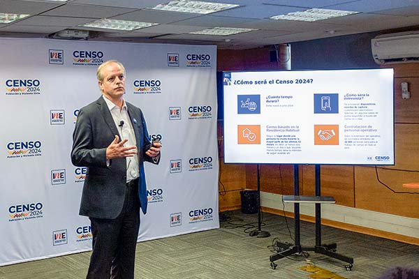 Ricardo Vicuña, director nacional del INE, explicó el cuestionario del Censo. Foto: Agencia Uno