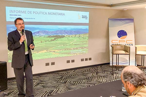 <p>García destaca una “notoria” mejora en las expectativas de inflación de Chile versus otras economías</p>