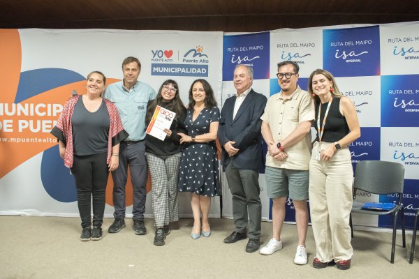 Camila Gallardo, con el diploma de ganadora, junto al jurado del concurso NND Puente Alto.