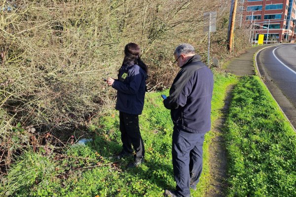 Los investigadores de la NTSB buscan en el área donde se encontró el teléfono móvil de un pasajero en Oregon. (Foto: Reuters)