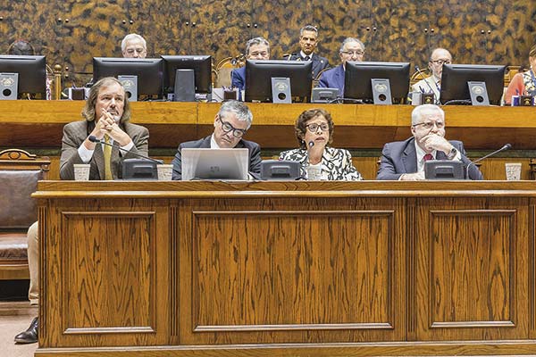 El vicepresidente de Corfo, José Miguel Benavente; los titulares de Hacienda, Mario Marcel, y de Minería, Aurora Williams, y el presidente del directorio de Codelco, Máximo Pacheco, concurrieron ayer al Senado. Foto: Senado