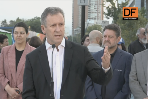 <p>Ahora en DF | Metro de Santiago vuelve a abrir las puertas del acceso principal de la estación Baquedano tras más cuatro años de cierre</p>