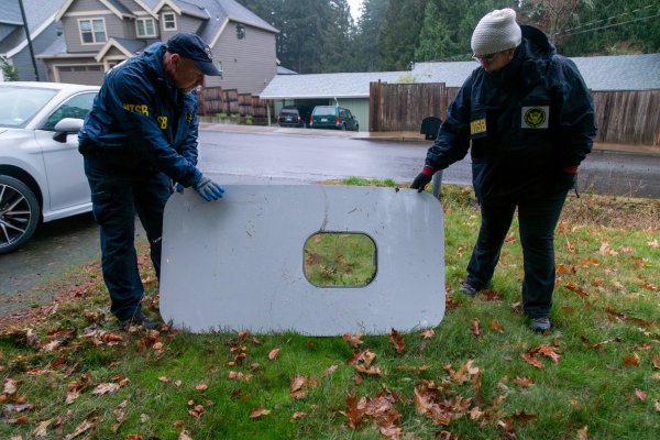 Los investigadores examinan el área del tapón del fuselaje del Boeing 737-9 MAX de Alaska Airlines que se desprendió en pleno vuelo sobre Oregon. (Foto: Reuters)