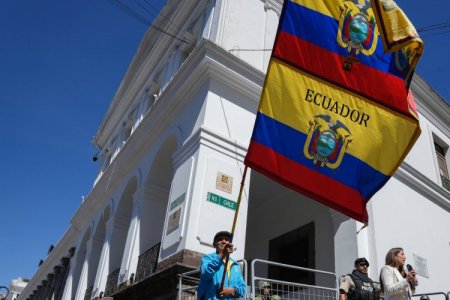 <p>Los bonos de Ecuador caen tras la ola de violencia y declaratoria de conflicto armado</p>
