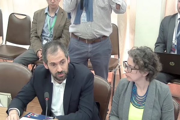 Ministro Grau enfrentó duras críticas y fuego amigo en la Comisión de Medio Ambiente por reunión con empresarios salmoneros