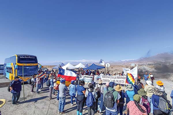 Las movilizaciones impiden la entrada de trabajadores e insumos a la zona donde se extrae y procesa litio.