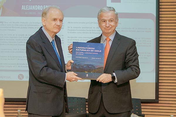 <p>Alejandro Foxley recibe la distinción de parte de Felipe Larraín. Ambos lideraron en distintos momentos el Ministerio de Hacienda. Foto: Jonathan Duran</p>