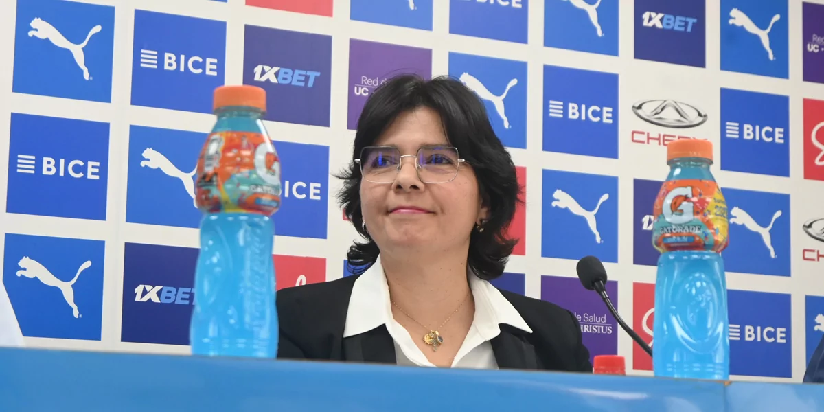 ¿Quién es la venezolana a cargo del pasto sintético de la UC?
