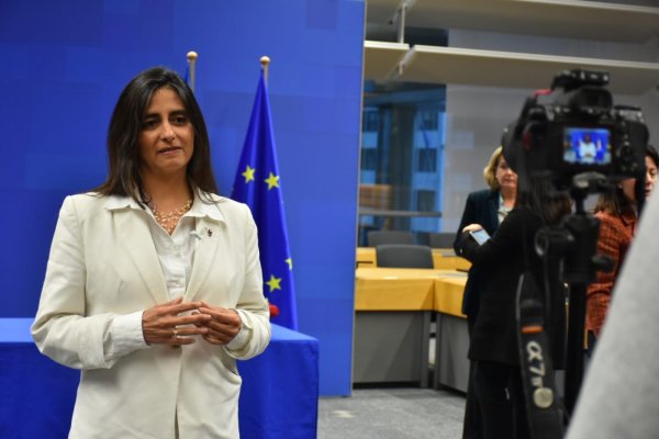 La subsecretaria de Relaciones Ecómicas Internacionales, Claudia Sanhueza, en la firma de la actualización del acuerdo con la Unión Europea.