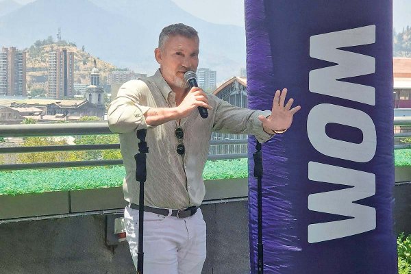 En medio de negociación con el Estado: Dueño de WOM viene de vacaciones a Chile