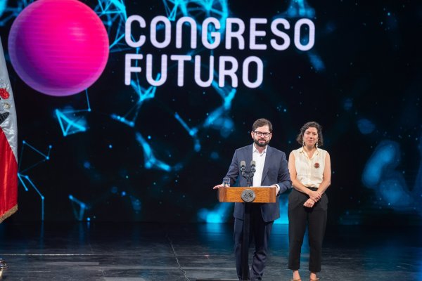 El Presidente Gabriel Boric flanqueado por la ministra de Ciencias, Aisén Etcheverry. Foto: Presidencia