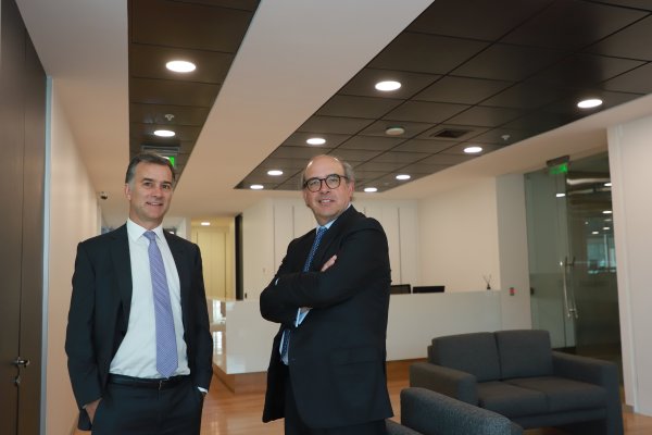 El CEO de LarrainVial Asset Management, Ladislao Larraín y el director de inversiones de la entidad, José Manuel Silva.