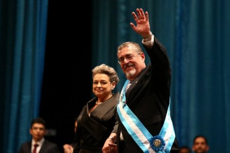 <p>Nuevo presidente de Guatemala asumió el cargo contra todo pronóstico</p>