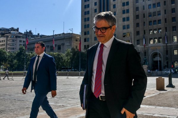 Ministro Marcel suspende viaje a Davos