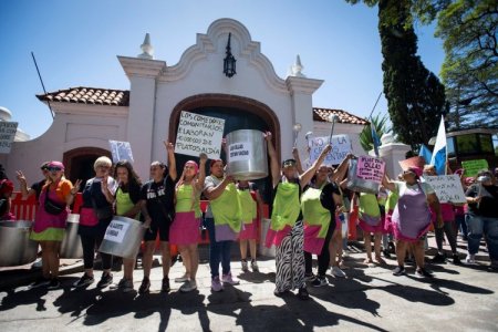 <p>Ante aumento de costo de vida, argentinos protestan frente a la Quinta de Olivos</p>