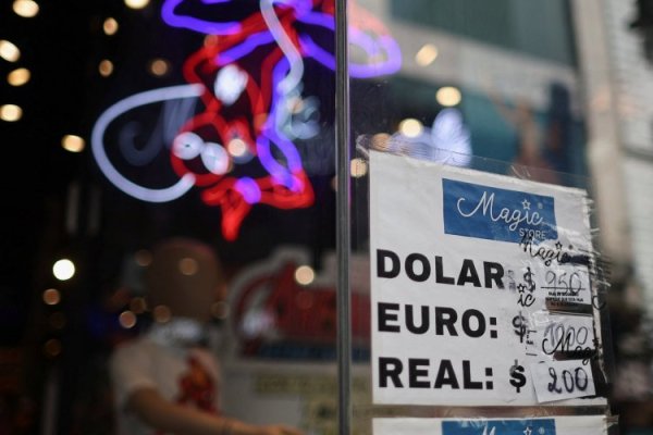 <p>Dólar blue bate nuevo récord en Argentina: brecha con el oficial ya supera el 40%</p>
