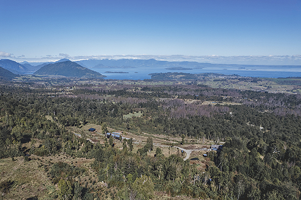 Fundo Leona: Territorio de 1.385 hectáreas en el que se dejaron como parque protegido y senderos, más de 1.100 hectáreas de bosques, laguna y cursos de aguas cristalinas