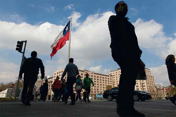 Chile baja en ranking mundial sobre percepción de combate a la corrupción, pero se mantiene segundo en la región