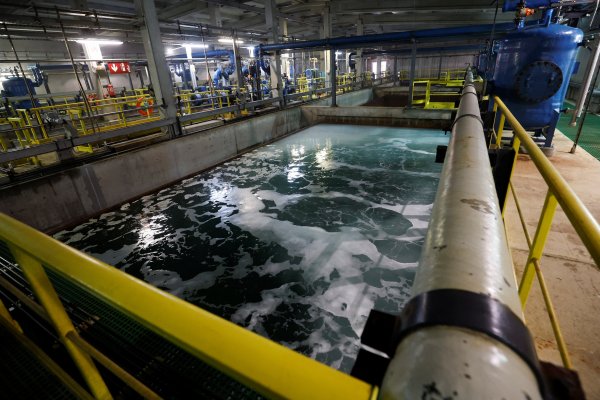 <p>Una planta desalinizadora de agua de Barcelona funciona mientras la sequía en Cataluña provoca restricciones de agua en El Prat de Llobregat, cerca de Barcelona. (Fotos: Reuters)</p>