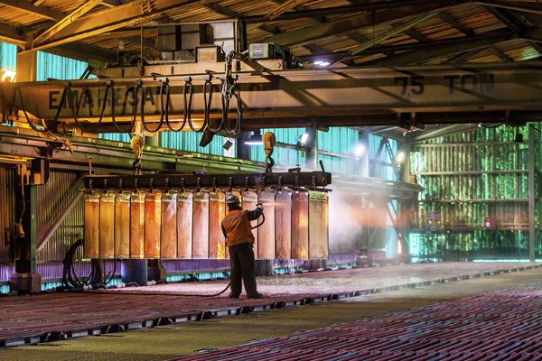 La industria sorprende en diciembre con su mayor caída en siete meses de la mano de la minería y la energía