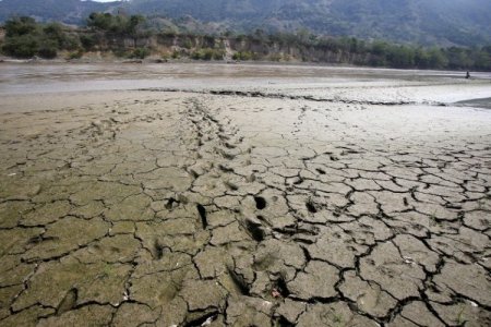 <p>Gobierno colombiano toma medidas para enfrentar el fenómeno de El Niño y pide flexibilizar contratación directa de energía por hasta dos años</p>