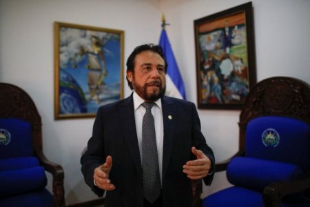 <p>El Salvador se debate entre la lucha contra la delincuencia e impulsar la economía</p>