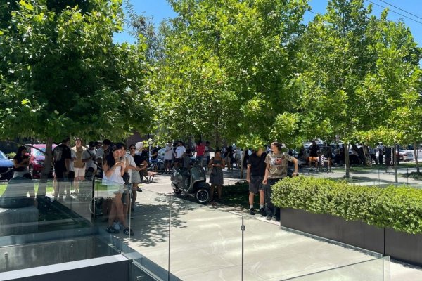 La tienda detrás de la multitudinaria fila en Vitacura a 35 grados de calor
