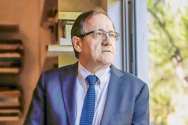 Harald Beyer renuncia a la rectoría de la UAI, pero ¿deja la universidad?