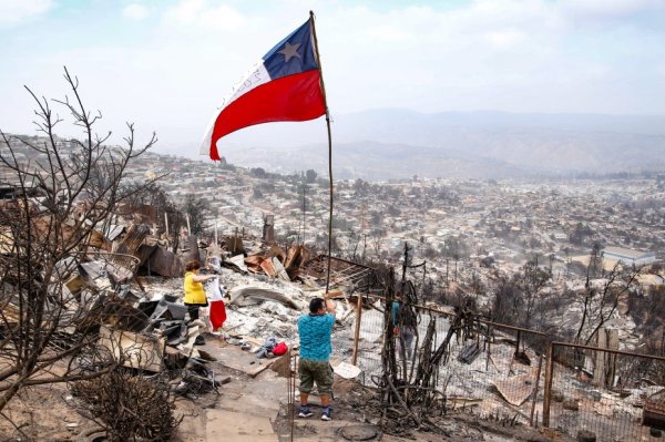 Devastadores han sido los incendios forestales en la Región de Valparaíso, miles de casas destruidas y la cifra de fallecidos asciende a 64 personas.