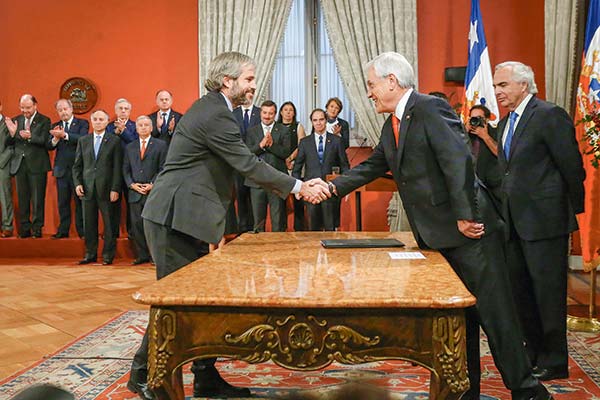 El estallido social llevó a Piñera a realizar un profundo cambio de gabinete, que incluyó a su ministro del Interior, Andrés Chadwick, reemplazado por Gonzalo Blumel. La otra cara, la gestión del Covid-19.