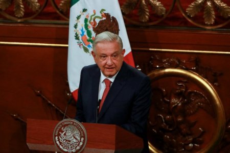 <p>AMLO busca cambiar estatus a compañía eléctrica y de petróleo para que sean empresas públicas</p>