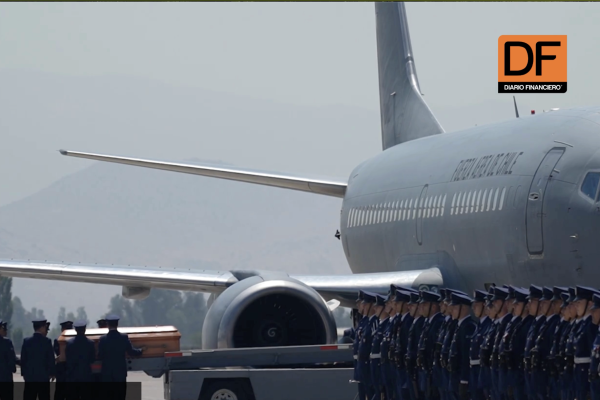 <p>Ahora en DF | Grupo 10 de la FACh recibe féretro del exPresidente Piñera</p>