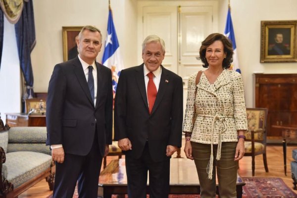 De izquierda a derecha, el presidente de Banco Santander Chile, Claudio Melandri; el expresidente de la República, Sebastián Piñera; y la presidenta de Banco Santander, Ana Botín.