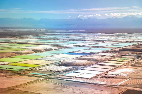 Informe advierte impacto moderado del acuerdo por litio entre SQM-Codelco en ingresos estructurales entre 2026 y 2028