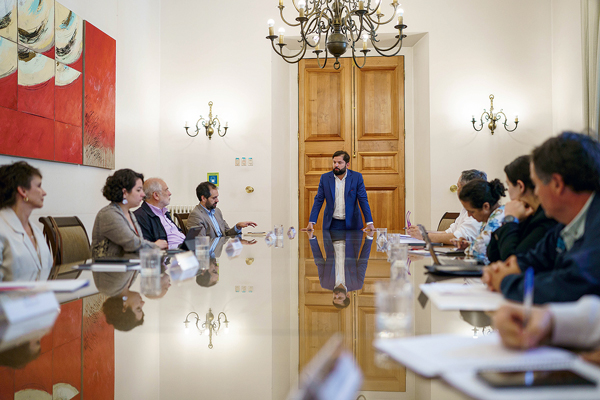 El Presidente Boric estuvo unos minutos en la reunión del comité de reconstrucción.